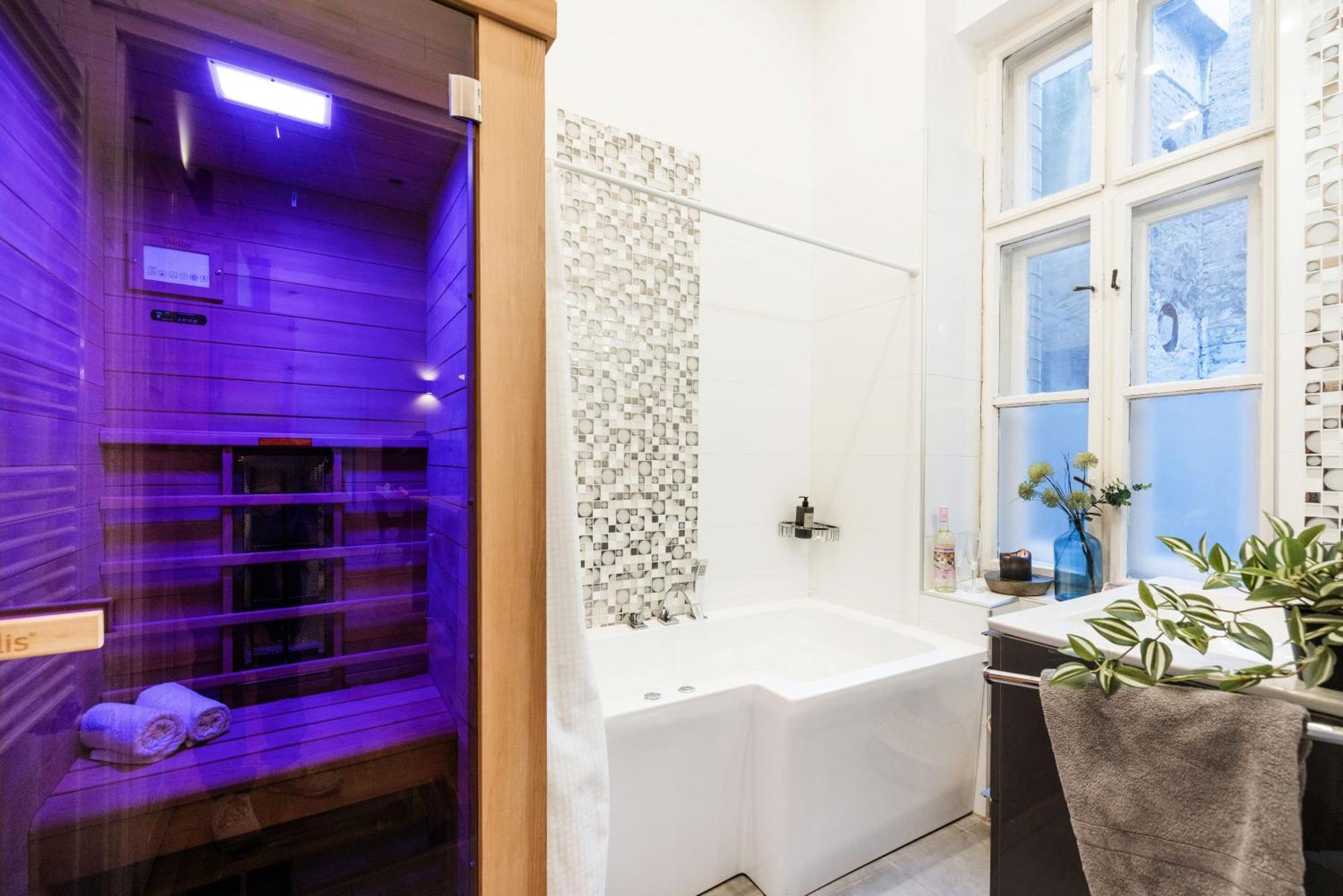 Hidden Gem Penthouse Sauna & Jacuzzi-heart Of Apartment
